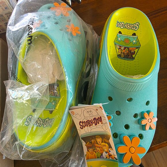 CROCS Scooby-Doo! The Mystery Machine Siren Clogs NWT W9/M7 - Picture 4 of 6